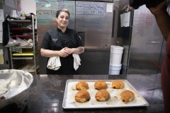 26 de septiembre de 2022: la senadora Amanda Cappelletti visita Aux Petits Delices, una panadería de Wayne, Pensilvania.