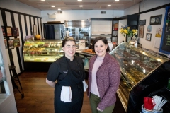 26 de septiembre de 2022: la senadora Amanda Cappelletti visita Aux Petits Delices, una panadería de Wayne, Pensilvania.
