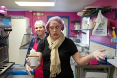 21 de febrero de 2023: La senadora Amanda Cappelletti visita Frosty Falls Ice Cream