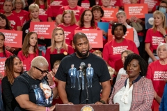 October 4, 2023: Senator Amanda Cappelletti joined colleagues and Moms Demand Action Executive Director Angela Ferrell-Zabala and Over 100 Gun Safety Advocates at Statehouse to Call for Action on Gun Safety During Annual Advocacy Day.
