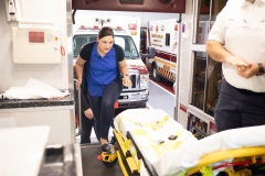 08-06-21 El senador Cappelletti recorre la ambulancia de Narberth