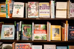 Octubre 4, 2022: Senator Amanda Cappelletti visits the Narberth Bookshop