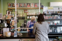 22 de febrero de 2022: La senadora Amanda Cappelletti visita el New Avenue Café.