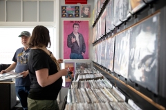 21 de febrero de 2023: La senadora Amanda Cappelletti visita Vinyl Closet Records.
