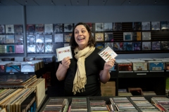 Febrero 21, 2023: Senator Amanda Cappelletti visits Vinyl Closet Records.