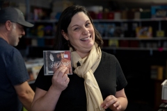 Febrero 21, 2023: Senator Amanda Cappelletti visits Vinyl Closet Records.
