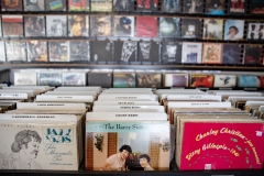 21 de febrero de 2023: La senadora Amanda Cappelletti visita Vinyl Closet Records.