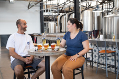 27 de agosto de 2021: La senadora Amanda Cappelletti visita la cervecería Von C Brewing Company