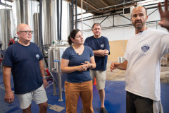 27 de agosto de 2021: La senadora Amanda Cappelletti visita la cervecería Von C Brewing Company