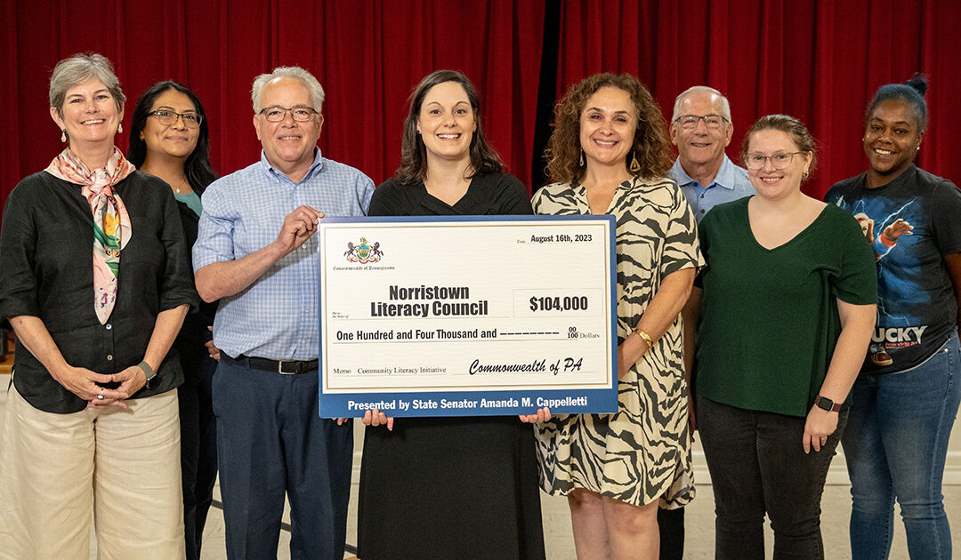 La senadora Amanda M. Cappelletti presenta una subvención estatal de 104.000 dólares para una iniciativa de alfabetización comunitaria concedida al Consejo de Alfabetización de Norristown en Norristown el 16 de agosto de 2023.